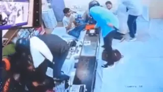 Masked Robbers Loot Jewellery Worth Crores From UP Shop In Broad Daylight; Viral Video Triggers Safety Concerns